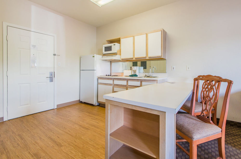 Intown Suites Extended Stay Colorado Springs Room photo